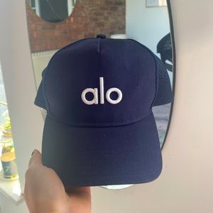 Alo Yoga District Trucker Cap OS True Navy/White